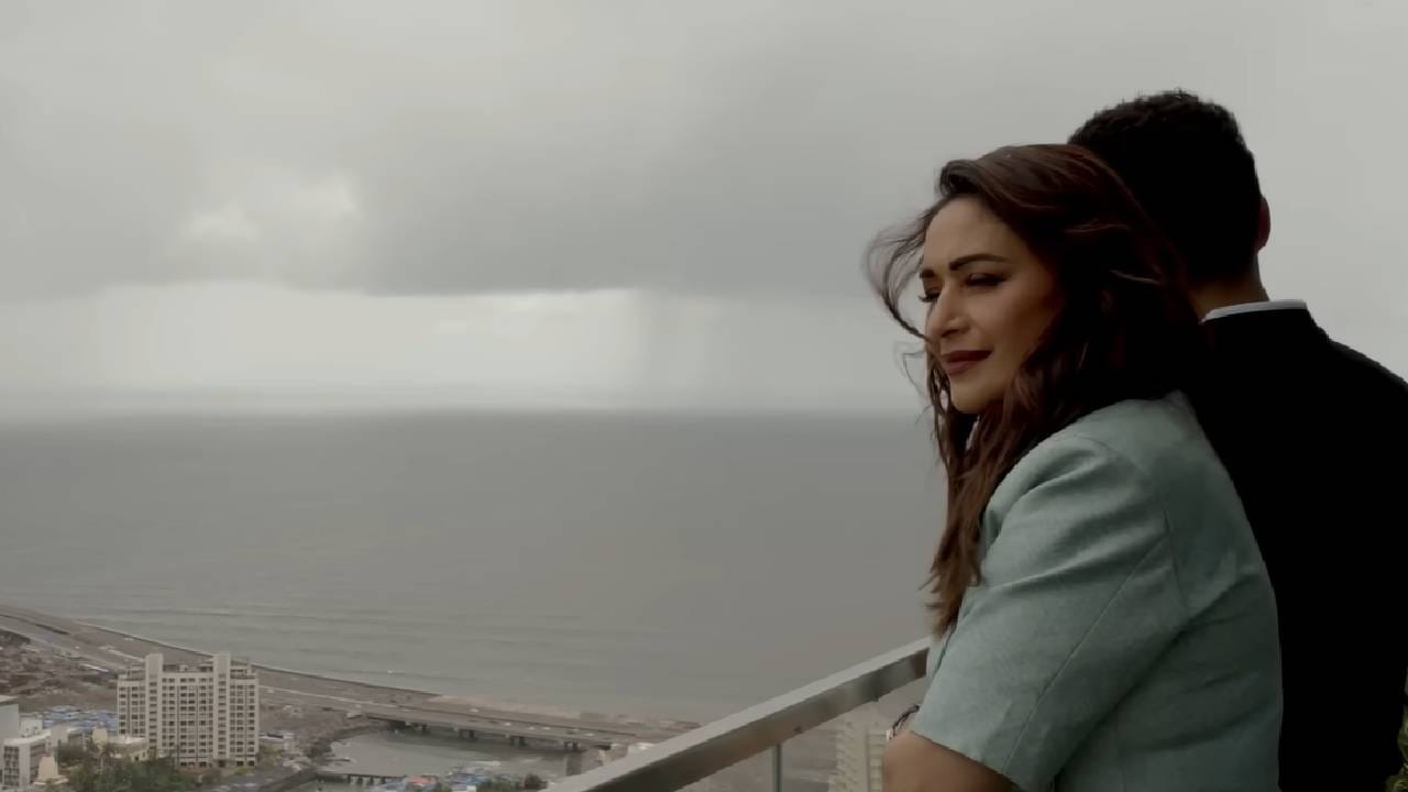 बॉलिवूडची ‘धकधक गर्ल’ माधुरी दीक्षित हिच्या अभिनयाइतकंच तिचं वैयक्तिक आयुष्य आणि तिची लाइफस्टाइलही चाहत्यांच्या चर्चेचा विषय असते. आता तिच्या मुंबईतील आलिशान घराची झलक समोर आली असून, या घरातील प्रत्येक कोपरा माधुरी आणि तिचे पती डॉ. श्रीराम नेने यांच्या आवडी-निवडीची खास झलक दाखवतो.