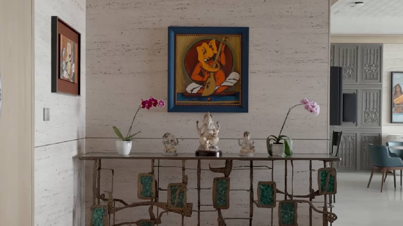 या घरात प्रवेश करताच सर्वांचं लक्ष वेधून घेतात त्या एम. एफ हुसैन यांच्या रंगीबेरंगी पेंटिंग्स. हुसैन यांनी माधुरीला काही खास चित्रं भेट दिली होती. घराच्या प्रवेशद्वाराजवळच हुसैन यांची गणेशाची चित्रं पाहायला मिळतात.