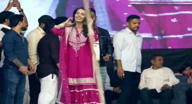 मल्लिका शेरावतने एक काळ गाजवला आहे. तिचे आणि बॉलिवूड अभिनेता इमरान हाश्मी यांचे सिनेमे सिनेप्रेमींनी डोक्यावर घेतले होते.