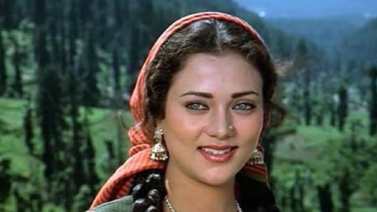 16 व्या वर्षी मंदाकिनीने केलेला ब्रेस्ट फीडिंगचा सीन; इतक्या वर्षांनंतर सांगितला शूटिंगचा खरा किस्सा 16 व्या वर्षी मंदाकिनीने केलेला ब्रेस्ट फीडिंगचा सीन; इतक्या वर्षांनंतर सांगितला शूटिंगचा खरा किस्सा