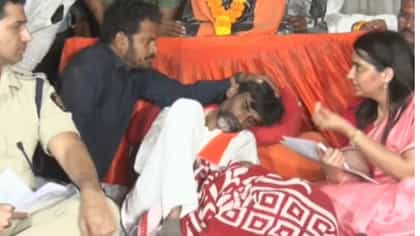 अधिकाऱ्यांच्या शिष्टमंडळाने घेतली मनोज जरांगे पाटील यांची भेट.