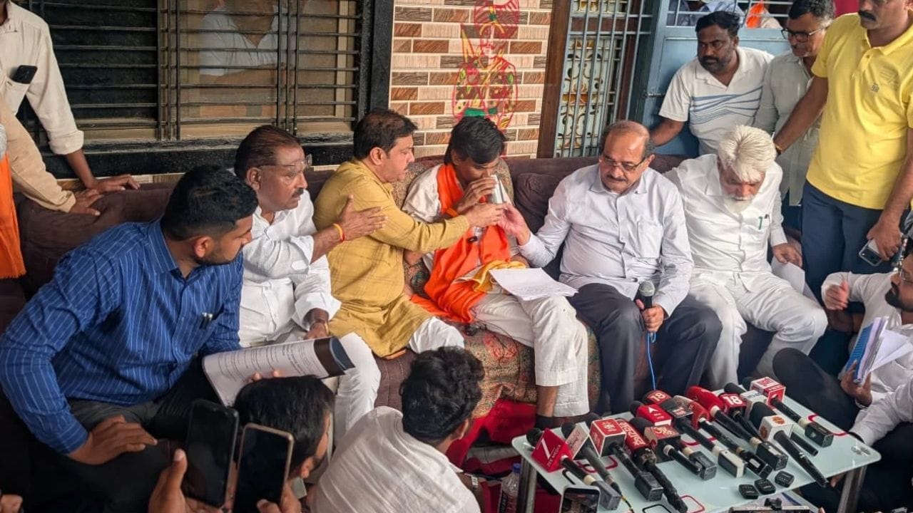 मोठी बातमी! मनोज जरांगे पाटील यांनी सोडले उपोषण, सरकारच्या शिष्टमंडळाला यश.. मोठी बातमी! मनोज जरांगे पाटील यांनी सोडले उपोषण, सरकारच्या शिष्टमंडळाला यश..
