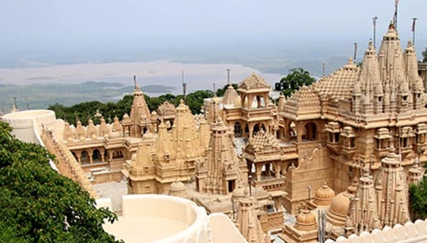 गुजरातमधील भावनगर जिल्ह्यातील पालिताना हे जैन धर्मीयांसाठी पवित्र शहर मानले जाते. 2014 साली या शहरात मांस, मासे आणि अंड्यांची विक्री तसेच प्राण्यांची कत्तल करण्यावर बंदी घालण्यात आली. त्यामुळे पालितानाची ओळख जगातील अनोख्या ‘मीट-फ्री’ शहरांपैकी एक म्हणून झाली.