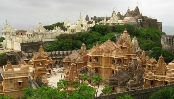 पालिताना परिसरात मोठ्या प्रमाणावर सुरू असलेल्या कत्तलखान्यांना विरोध करण्यासाठी सुमारे 200 जैन साधूंनी आंदोलन केले होते. या साधूंनी उपोषण करत पवित्र तीर्थक्षेत्राच्या परिसरात मांसविक्री थांबवण्याची मागणी केली.या आंदोलनामुळे पालितानातील मांसाहाराच्या मुद्द्याने देशभरात लक्ष वेधून घेतले आणि अखेर सरकारने निर्बंध लागू केले.