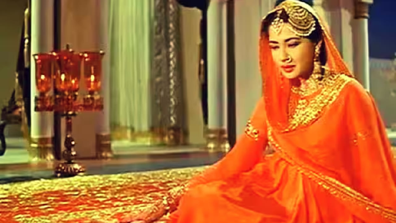 बॉलिवूड अभिनेत्री मीना कुमारी यांनी आपल्या अभिनयाने हिंदी सिनेसृष्टीत अढळ स्थान निर्माण केलं. मात्र त्यांचं वैयक्तिक आयुष्य अनेक चढ-उतारांनी भरलेलं होतं. वैयक्तिक आयुष्यातील ताणतणावांदरम्यान त्यांना मद्यपानाचं व्यसन लागल्याचं सांगितलं जातं. त्यानंतर त्यांना लिव्हर सिरोसिसचा त्रास झाला. वयाच्या अवघ्या 38 व्या वर्षी त्यांचं निधन झालं.