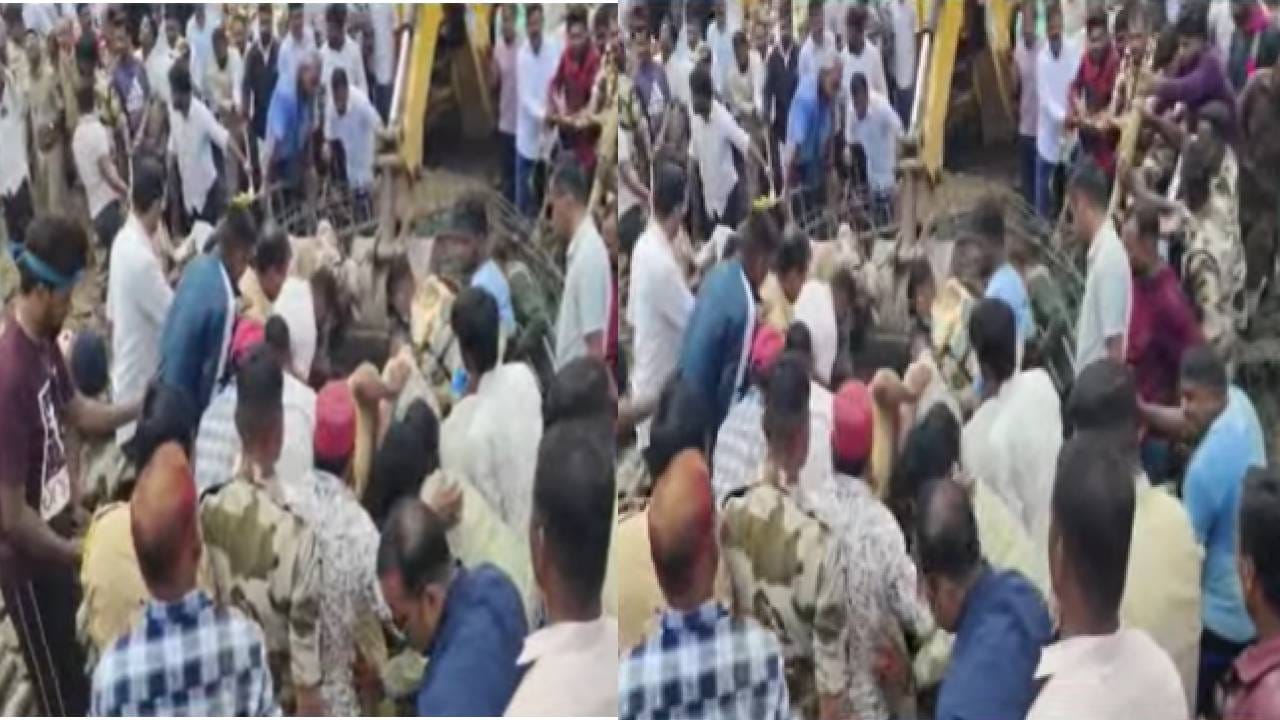 मिरजमध्ये मोठी दुर्घटना, सिव्हिल हॉस्पिटलबाहेर स्लॅब कोसळला, 6 जण अडकले मिरजमध्ये मोठी दुर्घटना, सिव्हिल हॉस्पिटलबाहेर स्लॅब कोसळला, 6 जण अडकले