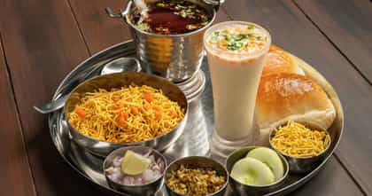अवघ्या १० मिनिटांत झणझणीत मिसळ पाव बनवा, लगेच रेसिपी लिहून घ्या.