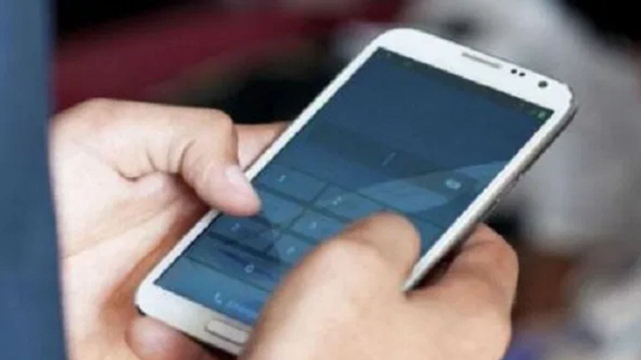 मोठी बातमी! सरकारचा टेलिकॉम कंपन्यांना मोठा झटका, ग्राहकांची दिवाळी, आता तुमचं मोबाईल रिचार्ज होणार एवढं स्वस्त... मोठी बातमी! सरकारचा टेलिकॉम कंपन्यांना मोठा झटका, ग्राहकांची दिवाळी, आता तुमचं मोबाईल रिचार्ज होणार एवढं स्वस्त...