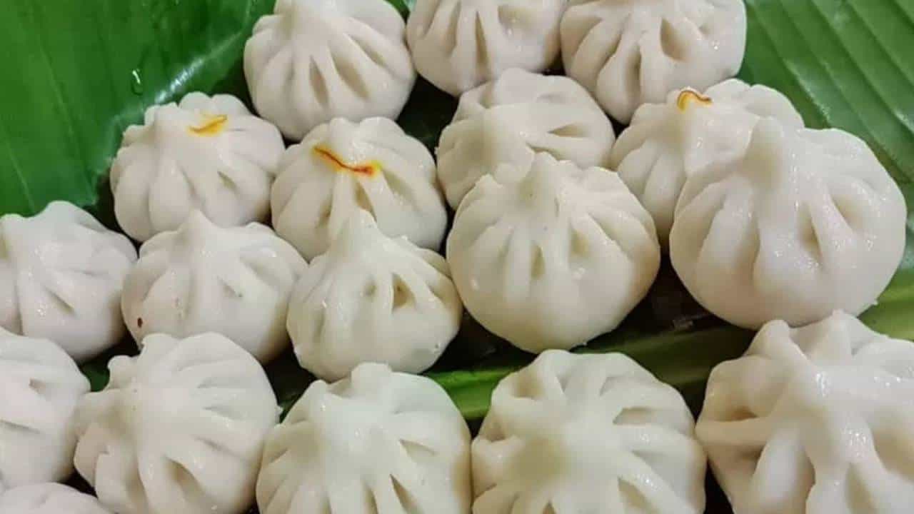 गणेशोत्सव जवळ येतोय. या सणाच्या काळात घरोघऱी गणरायाला पारंपरिक पद्धतीने बनवल्या जाणाऱ्या उकडीच्या मोदकांचा नैवेद्य दाखवला जातो. तांदूळाच्या पिठीची काढलेली उकड, गूळ-खोबऱ्याचं सारण याने भरलेला , वाफवलेला लुसलुशीत मोदक आणि वर तुपाची धार, हे कॉम्बिनेशन आवडत नाही असा माणूल विरळाच.. (Image:soul_plate_1/insta)