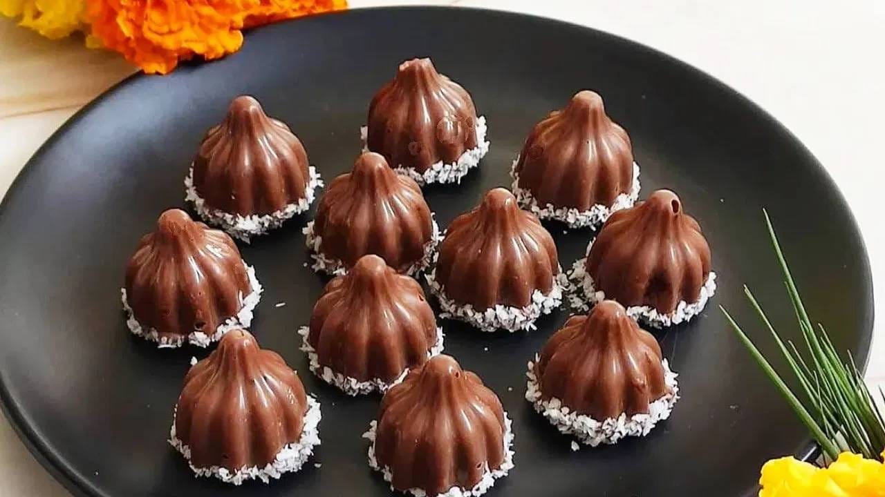 मुलांना चॉकलेट खूप आवडतं. त्यामुळे गेल्या काही वर्षांत चॉकलेट मोदक खूप लोकप्रिय झाले आहेत. तुम्हीही हे मोदक घरी बनवू शकता. ते लावा केकप्रमाणे तयार करू शकता किंवा त्यामध्ये ड्रायफ्रूट्स, बिया आणि नट्सचे सारण भरू शकता. (Image:_violapatisserie_/insta)