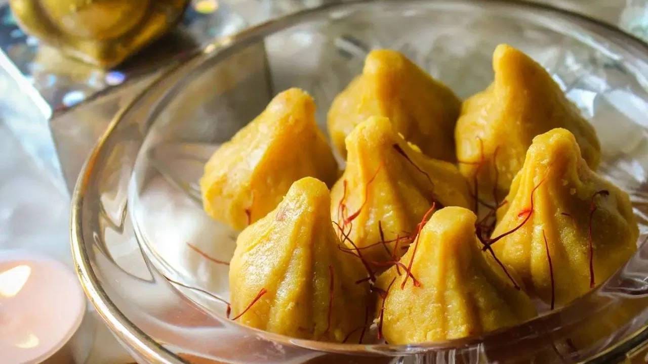 तसेच तुम्ही माव्याचे केशरी मोदक देखील बनवू शकता. यासाठी सर्वप्रथम मावा काही वेळ भाजून घ्या. त्यानंतर तो थंड होऊ द्या आणि त्यामध्ये गोडव्यासाठी पिठीसाखर मिसळा. हे मिश्रण मोदकाच्या साच्यात भरून मोदक तयार करा. 1 चमचा कोमट पाण्यात केशर मिसळून ते सर्व मोदकांवर वरून लावून सजावट करा. (Image:praneeta_studio/insta)
