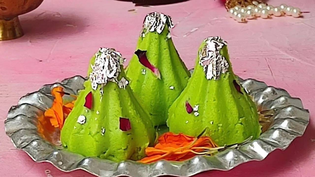 तुम्ही मोदकांना पानाचा ट्विस्ट देखील देऊ शकता. यासाठी पारंपरिक मोदकाचे पीठ तयार करा. त्यामध्ये गुलकंद, बडीशेप, खोबऱ्याचा चुरा, टूटी-फ्रूटी आणि बारीक चिरलेली किंवा कुटलेली पानाची पाने यांचं सारण भरा. त्यानंतर हे मोदक व्यवस्थित वाफवून घ्या. काही जण हे मोदक माव्याच्या सहाय्यानेही तयार करतात. (Image:antarabasu9/insta)
