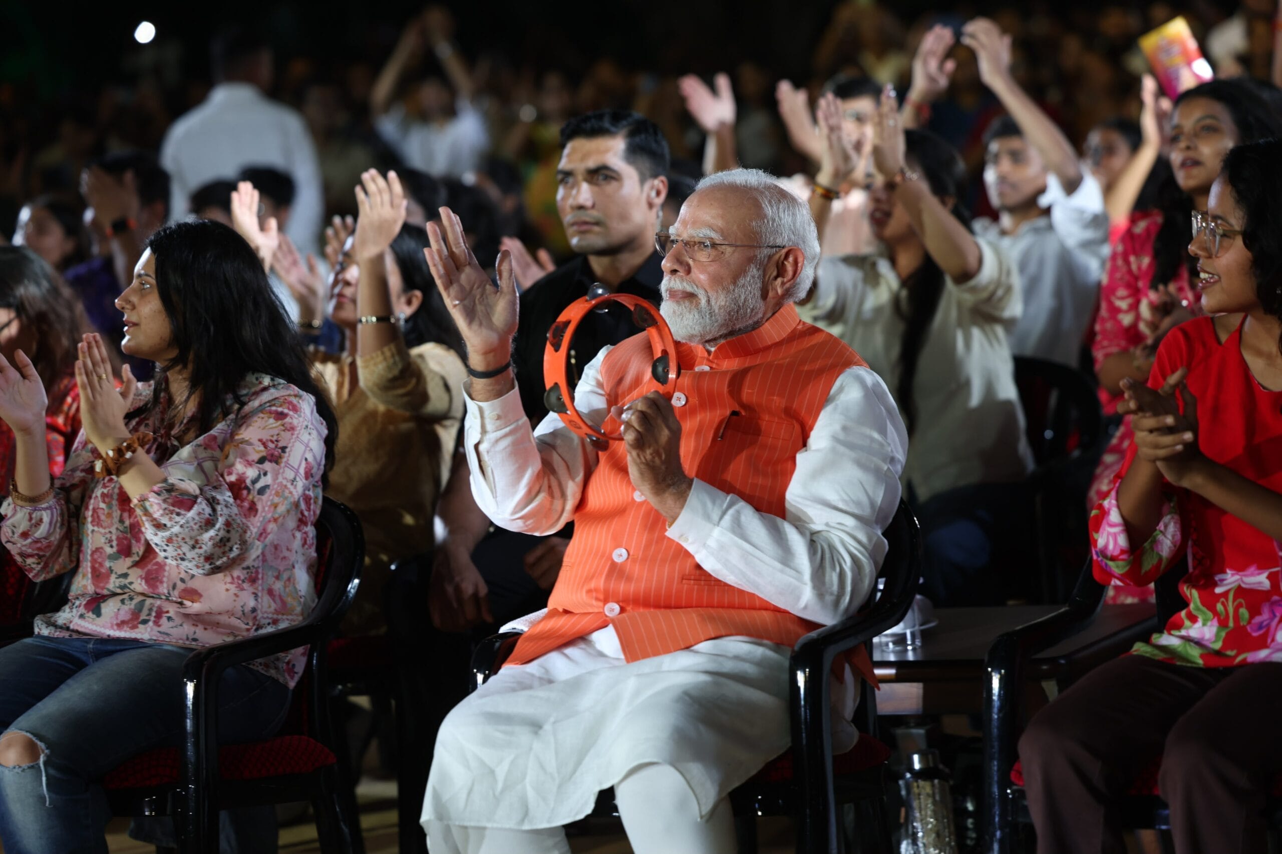  भजन क्लबिंग ट्रेंडला आपली जेन-झी पिढी पुढे नेत आहे असे पीएम मोदी यांनी म्हटले आहे. यापूर्वी जानेवारी २०२६ मध्ये ‘मन की बात’ कार्यक्रमातही पीएम मोदी यांनी या 'भजन क्लबिंग' ट्रेंडचे  कौतुक केले होते.