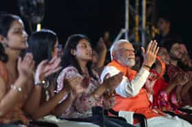 मोदी यांचे वेगळेच रुप, खंजीरी वाजवत भजनास दिली साथ..
