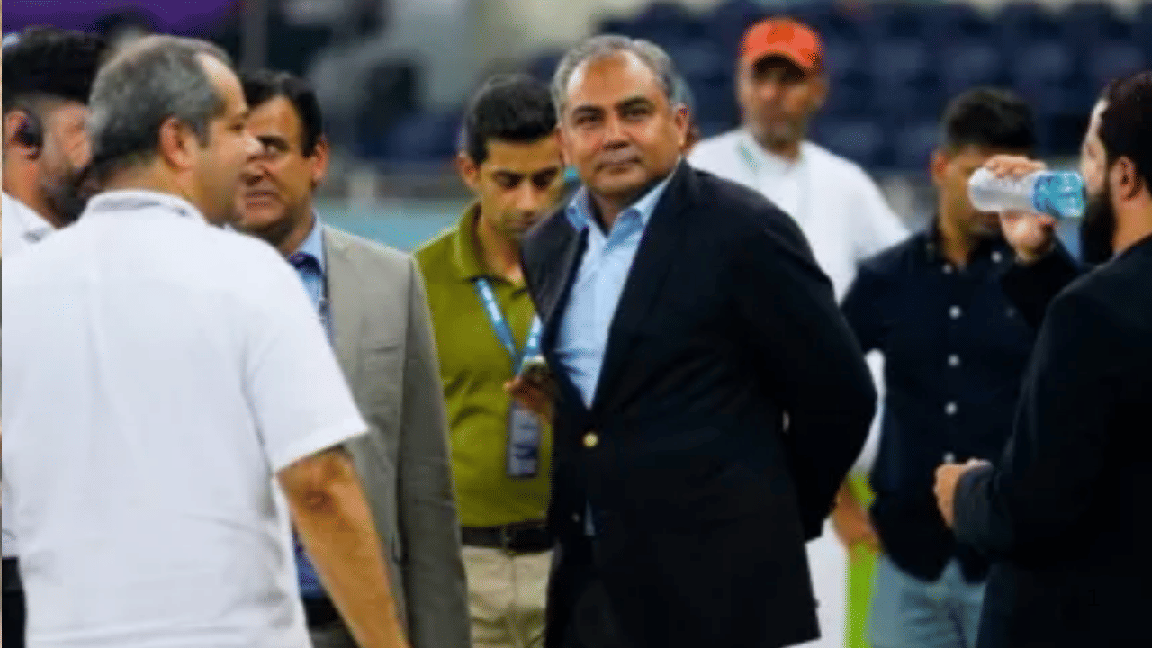 इथे भारतीय संघाने ट्रॉफी स्वीकारण्यास नकार कळवला पण बीसीसीआयचे सेक्रेटरी देवाजित सैकिया यांनी मात्र मोहसिन नक्वी यांची भेट घेतल्याचा फोटो व्हायरल झाला.