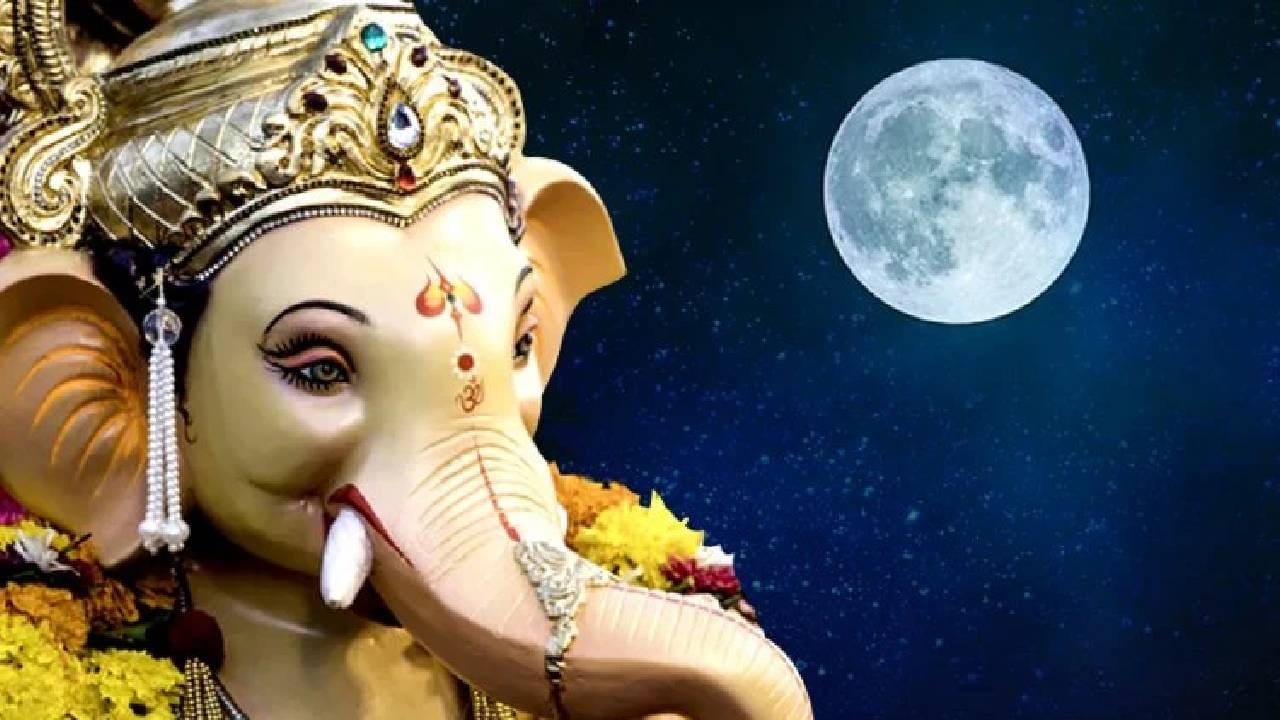 स्यमंतक मणीच्या कथेशी संबंधित मंत्राचा जप करण्याची परंपरा आहे. ‘सिंहः प्रसेनमवधीत् सिंहो जाम्बवता हतः। सुकुमारक मा रोदीस्तव ह्येष स्यमन्तकः॥’ या श्लोकाचा जप करण्याचा उल्लेख आढळतो. याशिवाय गणपतीची भक्तिभावाने पूजा करून दुर्वा, मोदक आणि लाडू अर्पण करावेत, गणेश गायत्री मंत्राचा जप करावा आणि गणरायाची क्षमा मागावी, अशीही धार्मिक मान्यता आहे. (टीप: वरील माहिती धार्मिक श्रद्धा आणि पौराणिक कथांवर आधारित आहे. याला वैज्ञानिक तथ्य किंवा वैद्यकीय/वैज्ञानिक उपाय म्हणून पाहू नये.)
