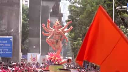 मुंबईच्या राजाची भव्य विसर्जन मिरवणूक; तरुणांचा मोठा समावेश, व्हिडिओ..-1763870