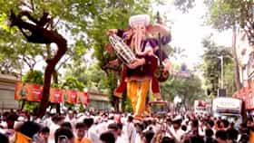 Ganpati Idol : लालबागचा राजा ते साकीनाक्याचा महाराजा; कुठे 45 अंशात झुकलेली मूर्ती, तर कुठे... मुंबईच्या गणपतींची अनोखी कलाकुसर