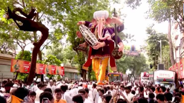 Ganpati Idol : लालबागचा राजा ते साकीनाक्याचा महाराजा; कुठे 45 अंशात झुकलेली मूर्ती, तर कुठे... मुंबईच्या गणपतींची अनोखी कलाकुसर Ganpati Idol : लालबागचा राजा ते साकीनाक्याचा महाराजा; कुठे 45 अंशात झुकलेली मूर्ती, तर कुठे... मुंबईच्या गणपतींची अनोखी कलाकुसर