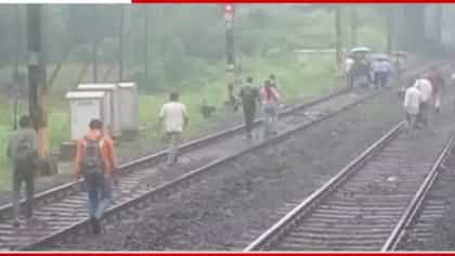 मध्य रेल्वेची लोकल सेवा ठप्प! कल्याण स्थानकवरून प्रवाशांवर भर पावसात..-1755858