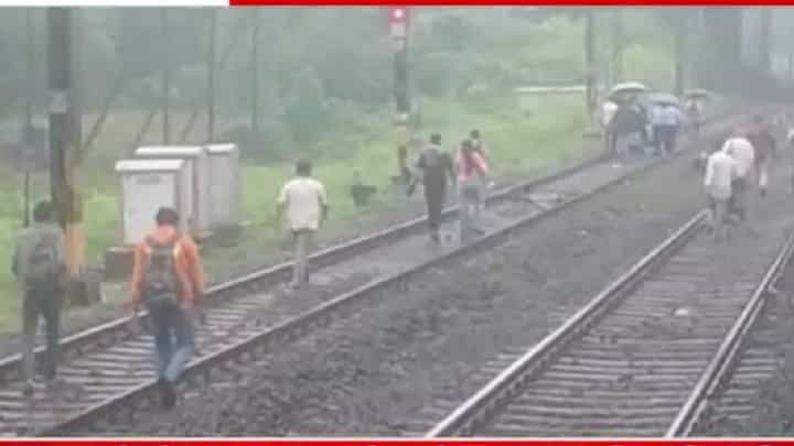 Mumbai Local | मध्य रेल्वेची लोकल सेवा ठप्प! कल्याण स्थानकवरून प्रवाशांवर भर पावसात रुळावरून पायी चालण्याची आली वेळ Mumbai Local | मध्य रेल्वेची लोकल सेवा ठप्प! कल्याण स्थानकवरून प्रवाशांवर भर पावसात रुळावरून पायी चालण्याची आली वेळ