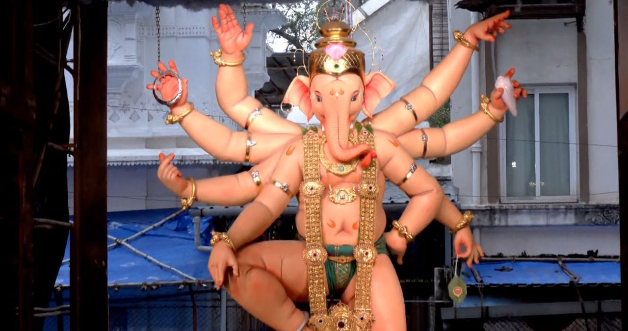 मुंबईत अनेक उभे गणपती आहेत. अनेक सुंदर गणपती आजच्या दिवशी भाविकांना पाहायला मिळत आहे. तर गणेश मंडळाचे कार्यकर्ते देखील विसर्जनासाठी सज्ज झाले आहेत. बाप्पाला निरोप देताना भक्तांमध्ये उत्साहासोबतच भावनिक वातावरणही पाहायला मिळत आहे.