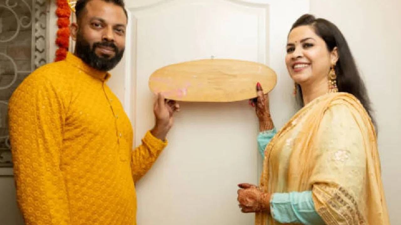 लाकडी नेमप्लेट - वास्तुशास्त्रातील मान्यतेनुसार, लाकडाचा संबंध विकास, स्थिरता आणि समृद्धीशी जोडला जातो. त्यामुळे लाकडापासून तयार केलेली नेमप्लेट घरासाठी शुभ मानली जाते.नेमप्लेट बनवण्यासाठी सागवान, शिसव, महोगनी आणि आंबा यांसारख्या मजबूत लाकडांचा वापर करता येतो. मात्र, केवळ लाकडासारखा दिसणारा प्लायवूड, MDF किंवा प्लास्टिकचा वापर टाळण्याचा सल्ला दिला जातो. लाकडी नेमप्लेटसाठी पूर्व आणि दक्षिण दिशा अनुकूल मानल्या जातात.