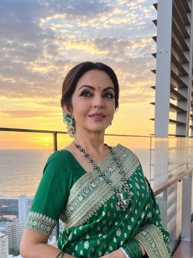 नीता अंबानी यांच्या गळ्यात हिरे आणि पाचू रत्नाचा नेकलेस होता. या नेकलेसला गणपती बाप्पाची डिझाइन होती. या नेकलेसने सर्वांचं लक्ष वेधून घेतलं होतं. त्याचबरोबर मॅचिंग कर्णफुले कानात होती.