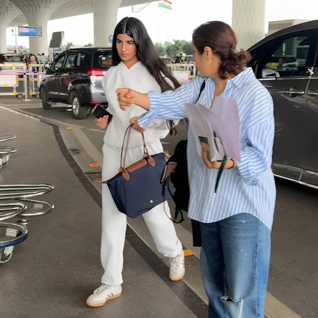 आरवसोबत त्याची बहीण निताराही विमानतळावर दिसली. निताराने पांढऱ्या रंगाचा आउटफिट परिधान केला होता. मात्र पापाराझींनी आवाज दिल्यानंतरही तिने त्यांच्याकडे कोणतीही विशेष प्रतिक्रिया दिली नाही. ती शांतपणे पुढे निघून गेली. आरव आणि नितारा दोघेही प्रसिद्धीपासून अंतर राखत असल्याचं या व्हिडीओ आणि फोटोंमधून पुन्हा दिसून आलं.
