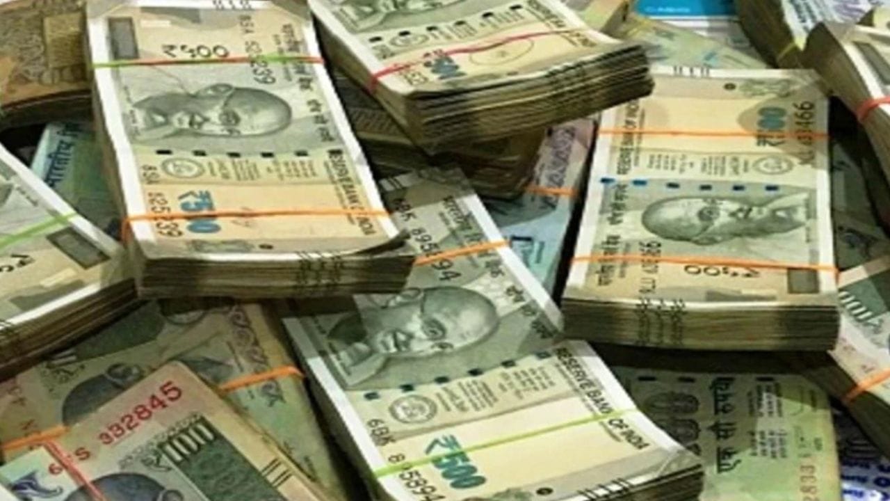 4 - यात केवळ व्याजानेच ही कमाई सुमारे 68,000 रुपये होईल. याचा अर्थ तुम्ही 3.60 लाख रुपये जाम करुन सुमारे 4.28 लाख बनवू शकता. वार्षिक हिशेबाने पाहिले तर तुम्ही 200 रुपये लावून दर वर्षी 73,000 रुपयांचा लाभ कमावू शकता.