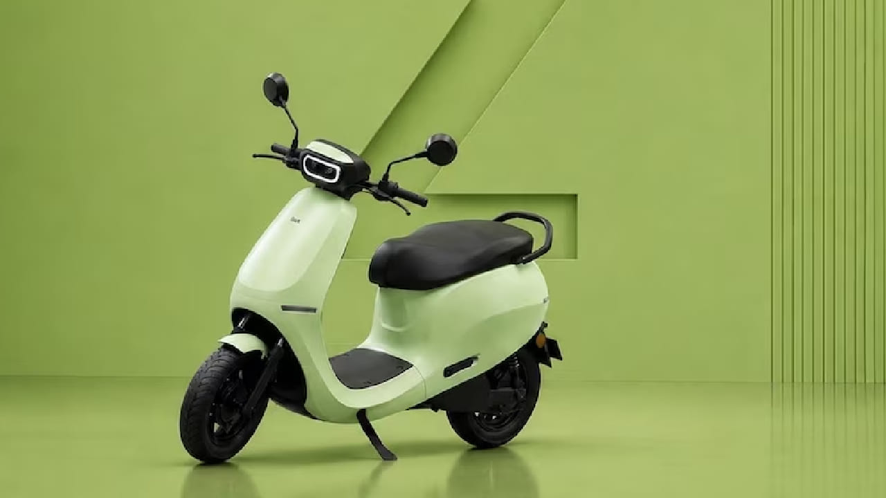 Ola ने लॉन्च केली नवीन स्कूटर, एका चार्जमध्ये धावणार 301 किमी, किंमत फक्त... Ola ने लॉन्च केली नवीन स्कूटर, एका चार्जमध्ये धावणार 301 किमी, किंमत फक्त...