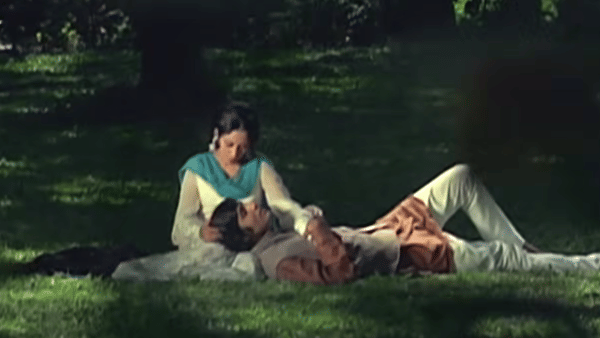 मीर तकी मीर यांची शायरी मीर तकी मीर हे उर्दू शायरीतील प्रसिद्ध नाव मानले जाते.त्यांच्या लिखाणात प्रेम, विरह आणि वेदना प्रकर्षाने जाणवतात. महत्त्वाचां म्हणजे हे गाणं लेखकाला झोपेत सुचलं ते अचानक उठले आणि त्यांनी ते संपूर्ण तयार केलं.