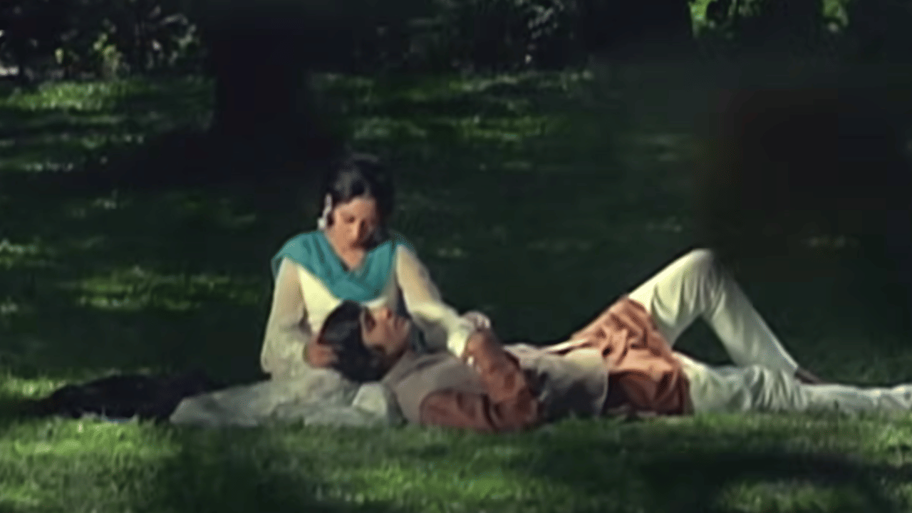 मीर तकी मीर यांची शायरी मीर तकी मीर हे उर्दू शायरीतील प्रसिद्ध नाव मानले जाते.त्यांच्या लिखाणात प्रेम, विरह आणि वेदना प्रकर्षाने जाणवतात. महत्त्वाचां म्हणजे हे गाणं लेखकाला झोपेत सुचलं ते अचानक उठले आणि त्यांनी ते संपूर्ण तयार केलं.