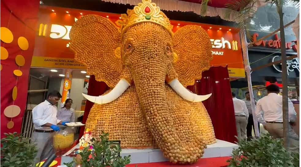 पाणीपुरी पासून साकारलेला गणपती पाहून येत आहे पर्यावरण पूरक अनोख्या गणपती बाप्पा सर्वांचं लक्ष वेधत आहेत त्याचा आढावा घेतला आहे, टीव्ही ९ मराठीचे प्रतिनिधी लक्ष्मण जाधव यांनी...