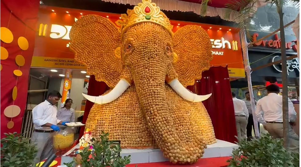 पाणीपुरी पासून साकारलेला गणपती पाहून येत आहे पर्यावरण पूरक अनोख्या गणपती बाप्पा सर्वांचं लक्ष वेधत आहेत त्याचा आढावा घेतला आहे, टीव्ही ९ मराठीचे प्रतिनिधी लक्ष्मण जाधव यांनी...