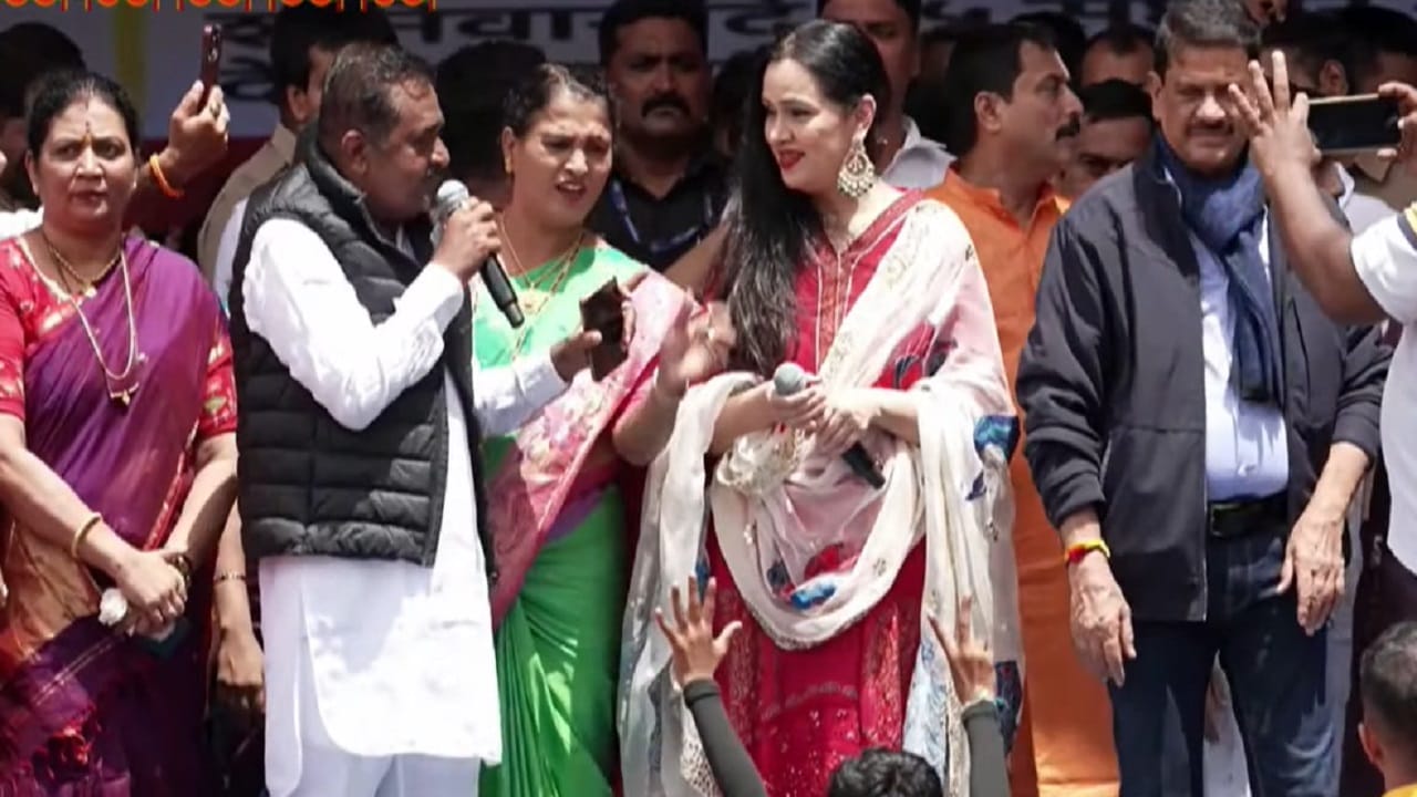 अभिनोत्री पद्मिनी कोल्हापुरे यांनी देखील दहीहंडी उत्सवात सामिल झाल्या... राज सुर्वे यांच्या दहीहंडीत पद्मिनी कोल्हापुरे यांनी गाणी गायली...