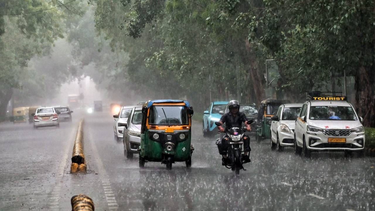 बंगालच्या उपसागरात कमी दाबाची प्रणाली तयार झाल्याचा परिणाम महाराष्ट्राच्या हवामानावर दिसून येत आहे. या प्रणालीमुळे विदर्भात पावसाचा जोर वाढण्याची शक्यता आहे. २३ सप्टेंबरपासून राज्याच्या काही भागांमध्ये पावसाचा जोर वाढेल आणि येत्या काही दिवसांत परिस्थिती अधिक सक्रिय होऊ शकते.
