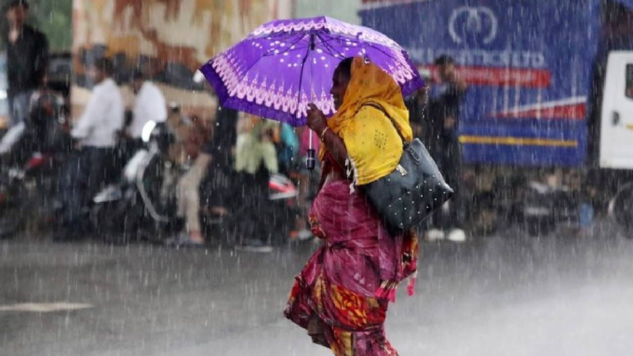 बऱ्याच काळापासून पावसाची वाट पाहणाऱ्या शेतकऱ्यांसाठी हा अंदाज दिलासादायक ठरू शकतो. विशेषतः विदर्भ आणि इतर पर्जन्यमान कमी असलेल्या भागांमध्ये, येत्या काही दिवसांत चांगला पाऊस पडल्यास कृषी आणि जलस्थितीतही सुधारणा होण्याची शक्यता आहे. तथापि, मुसळधार पावसाच्या शक्यतेच्या पार्श्वभूमीवर, स्थानिक प्रशासन आणि नागरिकांना हवामान विभागाच्या नवीनतम सूचनांचे पालन करण्याचा सल्ला देण्यात आला आहे.