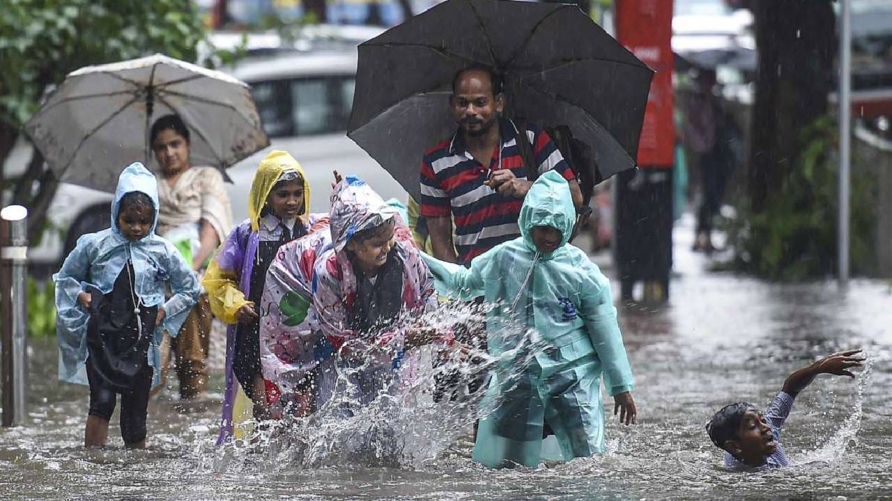 येत्या काही दिवसांत मराठवाड्यात पावसाचे प्रमाण वाढण्याची शक्यता आहे. हवामान खात्याने येथील विविध जिल्ह्यांमध्ये पावसाचा अंदाज वर्तवला आहे. उत्तर महाराष्ट्रातील काही भागांमध्येही पाऊस पडू शकतो.