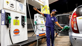 Petrol Diesel Price Today: पेट्रोलवरील ‘स्पेशल टॅक्स’ कमी होताचा किमती घसरल्या? आजचा नवीन रेट काय?