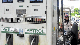 Petrol Diesel Rate: पेट्रोलवरील टॅक्स वाढताच पेट्रोल-डिझेलच्या किंमती वाढल्या? आजचा नवीन रेट काय?
