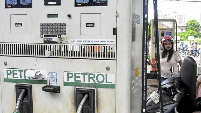 Petrol Diesel Rate: पेट्रोलवरील टॅक्स वाढताच पेट्रोल-डिझेलच्या किंमती वाढल्या? आजचा नवीन रेट काय?