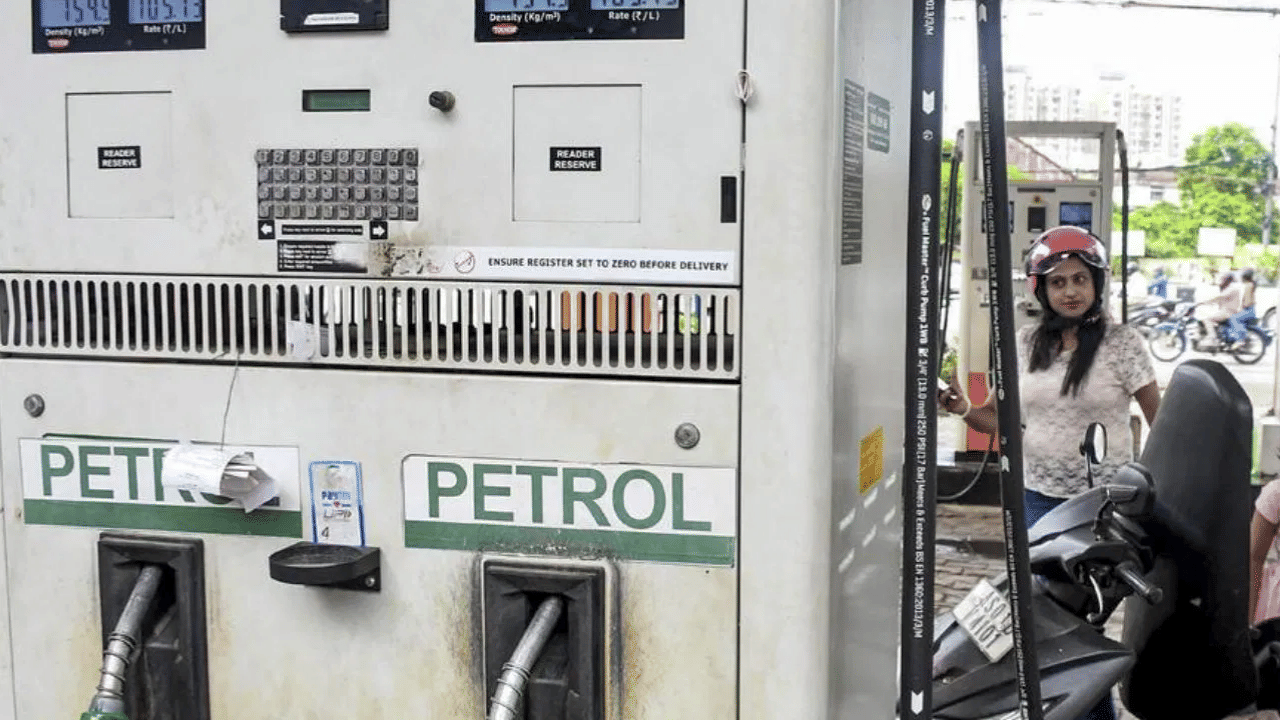 Petrol Diesel Rate: पेट्रोलवरील टॅक्स वाढताच पेट्रोल-डिझेलच्या किंमती वाढल्या? आजचा नवीन रेट काय? Petrol Diesel Rate: पेट्रोलवरील टॅक्स वाढताच पेट्रोल-डिझेलच्या किंमती वाढल्या? आजचा नवीन रेट काय?