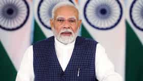 जेव्हा नरेंद्र मोदी यांनी ट्रेनची सीट सोडली आणि ट्रेनमधील दोन महिलांना दिली जागा...