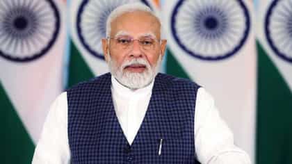 जेव्हा मोदी यांनी ट्रेनची आरक्षित सीट सोडली, सतरंजी टाकून झोपले.