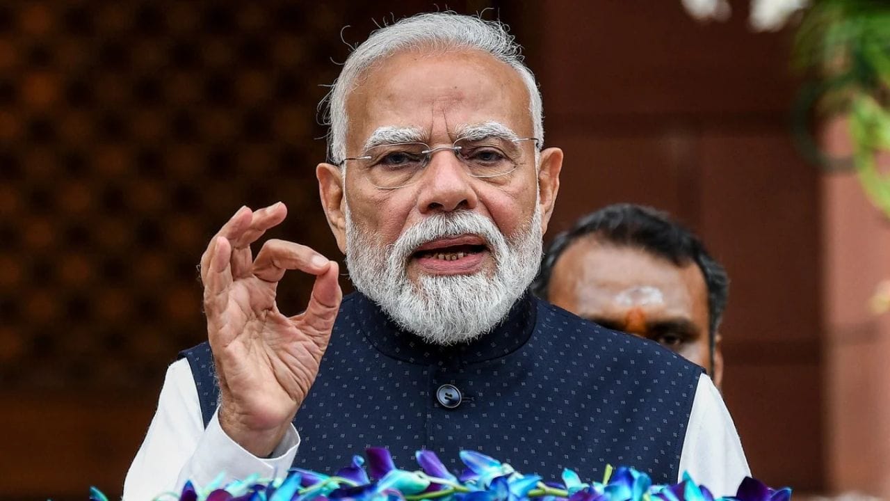 भजन क्लबिंग म्हणजे काय? - ‘भजन क्लबिंग’ हा तरुणांमध्ये, विशेषतः जेन-झीमध्ये वेगाने लोकप्रिय होत असलेला एक आध्यात्मिक ट्रेंड आहे. पारंपरिक भजने आणि कीर्तन आधुनिक कॉन्सर्ट किंवा नाइटक्लबसारख्या ‘वाइब’ आणि निर्मितीसह सादर करण्याची ही एक नवी पद्धत आहे.
