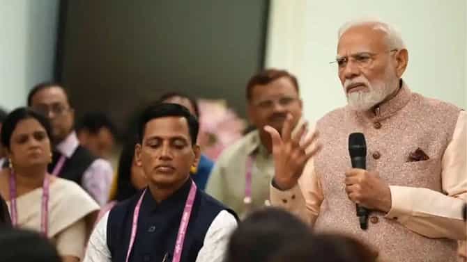 मी तुमचा विद्यार्थी आहे, मला... पंतप्रधान नरेंद्र मोदी यांची शिक्षकांशी खुमासदार चर्चा