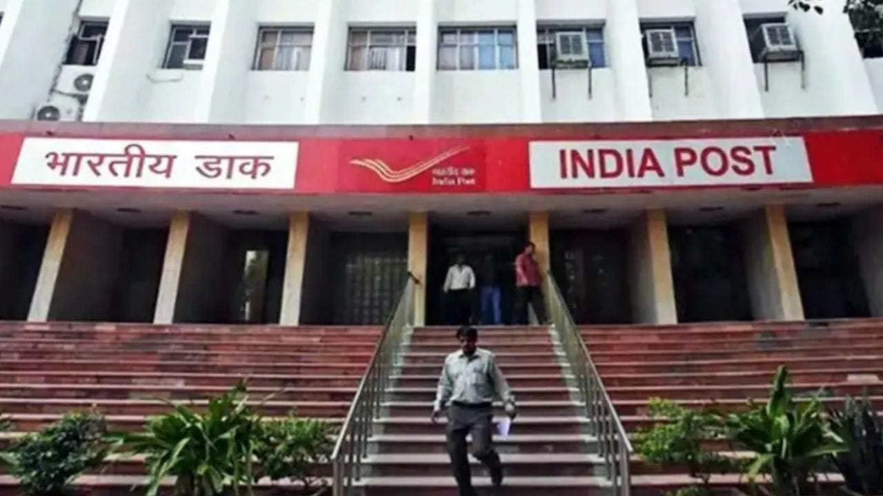 5 - आरडी (RD ) मध्ये किमान मासिक 100 रुपये जमा करु शकता आणि या रक्कमेच्या 10 पटीत रक्कम ठेवता येते. म्हणजे तुम्ही हवी तेवढी रक्कम गुंतवू शकता. तुम्ही शेअर बाजाराची कोणतीही रिस्क न घेता चांगले पैसे कमवू शकता आणि आपले उत्पन्न वाढवू शकता.