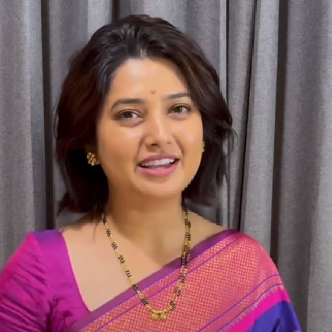अभिनेत्री प्राजक्ता माळी तिच्या अभिनयासोबतच तिच्या हटके फॅशन सेन्स आणि दागिन्यांच्या कलेक्शनसाठीही चर्चेत असते. तिच्या ‘प्राजक्तसाज’ या दागिन्यांच्या ब्रँडमधील नवनवीन दागिने कायमच चाहत्यांचं लक्ष वेधून घेतात. नुकतंच प्राजक्ताने तिच्या ब्रँडसाठी खास ‘रखुमाई मंगळसूत्र’ लाँच केलं असून या मंगळसूत्राला ग्राहकांचा जबरदस्त प्रतिसाद मिळाला आहे. 
