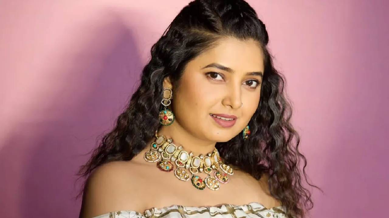 या संपूर्ण व्यवहारातील आणखी एक लक्षवेधी बाब म्हणजे घराच्या आकारातील फरक. विकलेला फ्लॅट 473 चौरस फुटांचा होता, तर नवीन घर जवळपास 996 चौरस फुटांचं आहे. नव्या घराची नोंदणीकृत किंमत पाहता प्रति चौरस फूट किंमत अंदाजे 64,500 रुपये येते. त्यामुळे हा व्यवहार केवळ राहण्यासाठी घर बदलण्याचा निर्णय आहे की प्राजक्ताच्या मालमत्ता पोर्टफोलिओमधील नियोजनबद्ध बदल, हे मात्र तिच्या अधिकृत प्रतिक्रियेनंतरच स्पष्ट होऊ शकतं.
